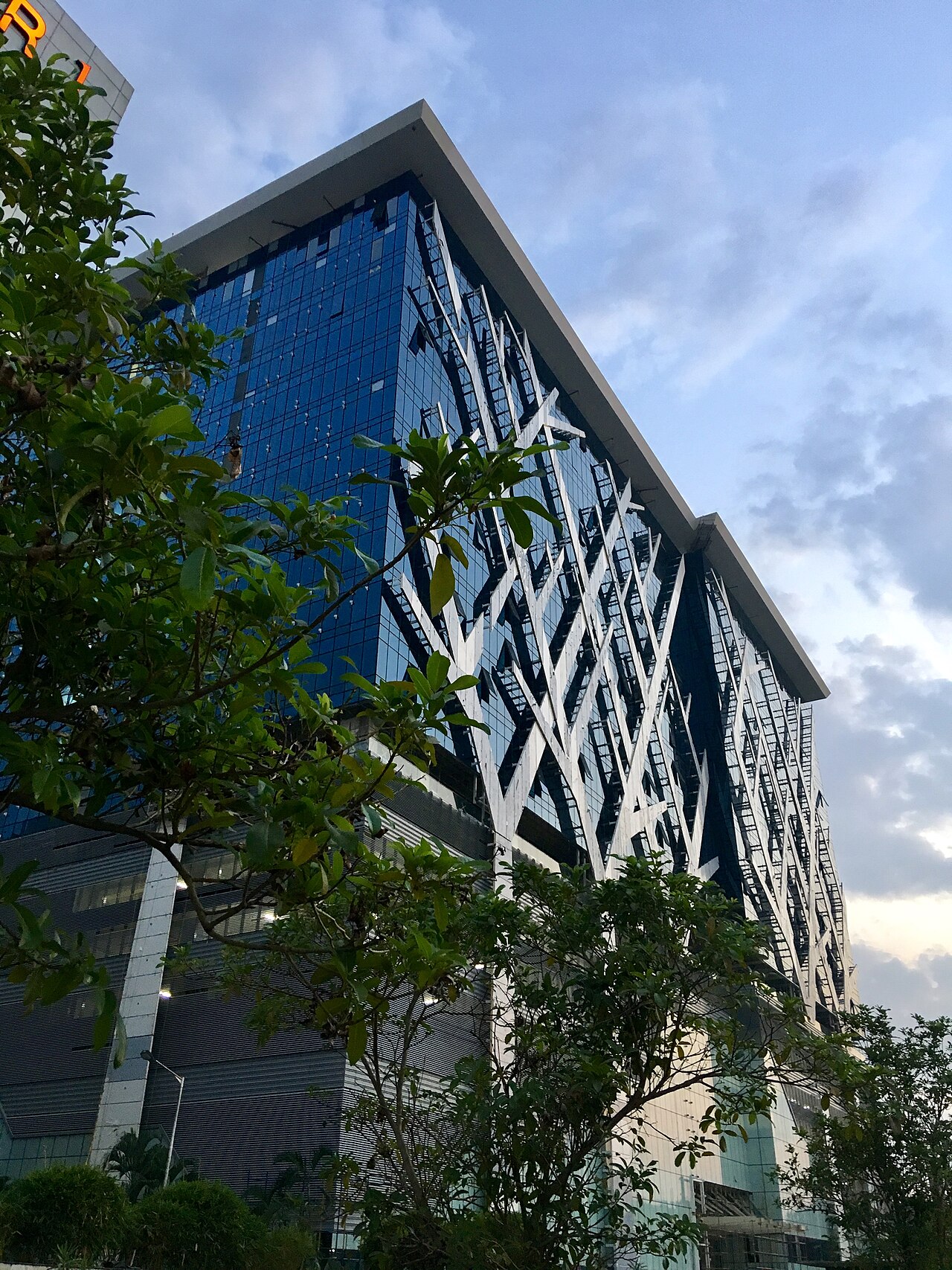 Edifício empresarial em preto e branco